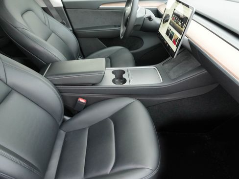 Used 2024 Tesla Model Y Long Range image 13