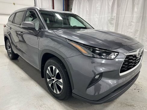 Used 2025 Toyota Highlander XLE image 1