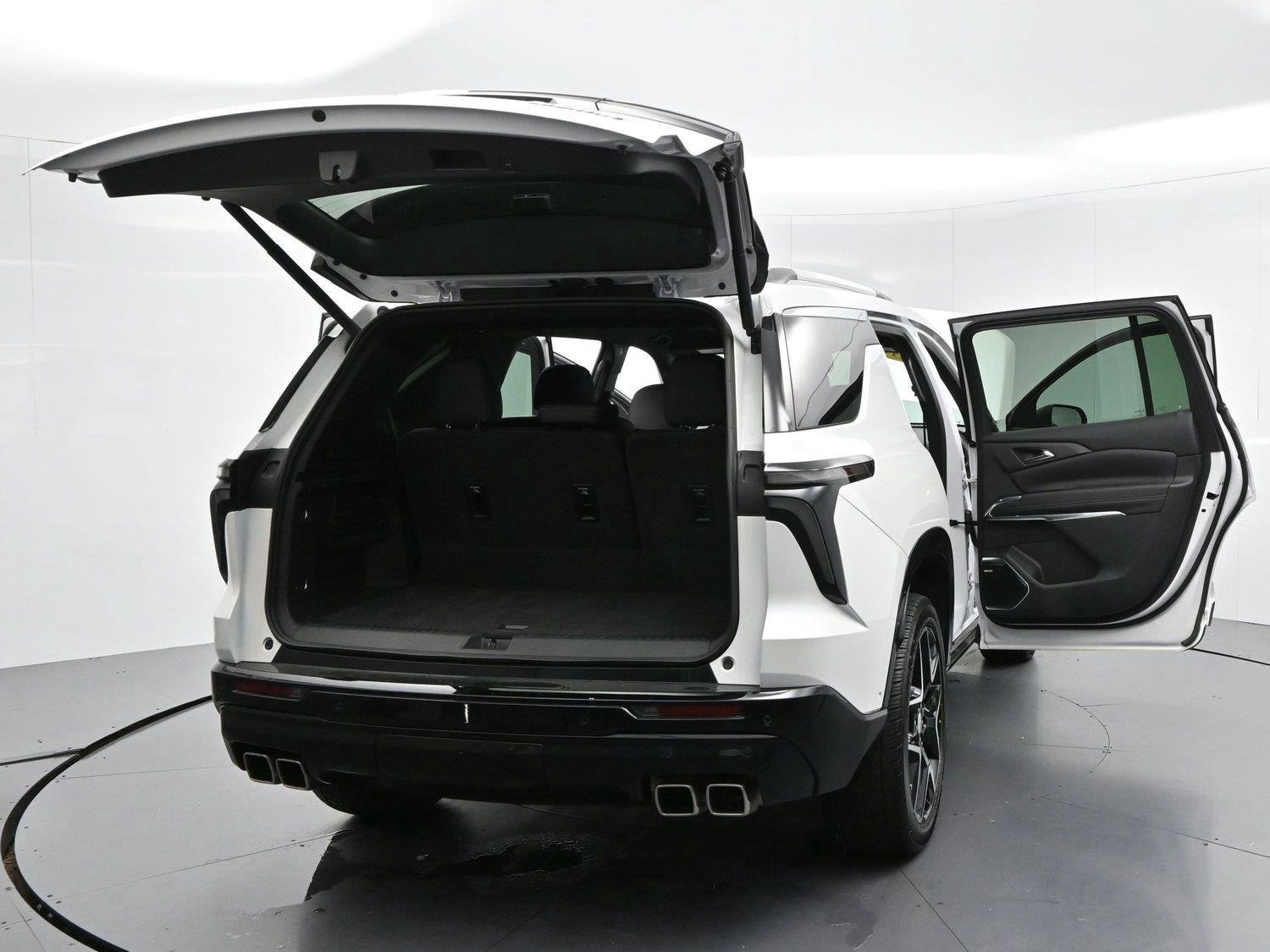 Used 2025 Chevrolet Traverse High Country FWD image 47