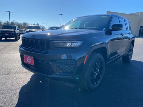 New 2025 Jeep Grand Cherokee Altitude image 3
