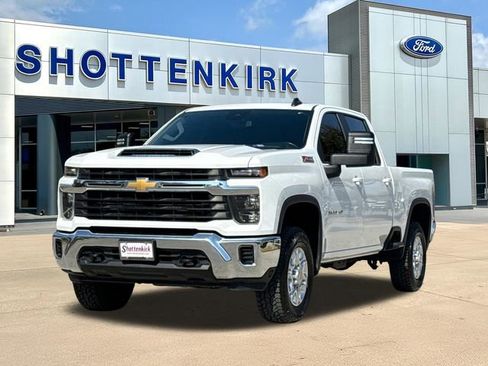 Used 2024 Chevrolet Silverado 2500 LT AWD/4WD image 3
