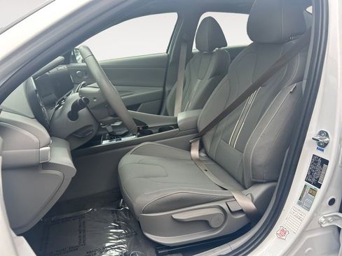 Used 2025 Hyundai Elantra SEL FWD image 6