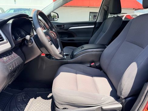 Used 2018 Toyota Highlander LE FWD image 12
