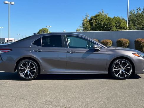 Certified 2019 Toyota Camry SE w/ Convenience Package FWD image 6