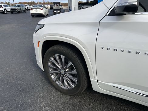 Used 2022 Chevrolet Traverse Premier image 2
