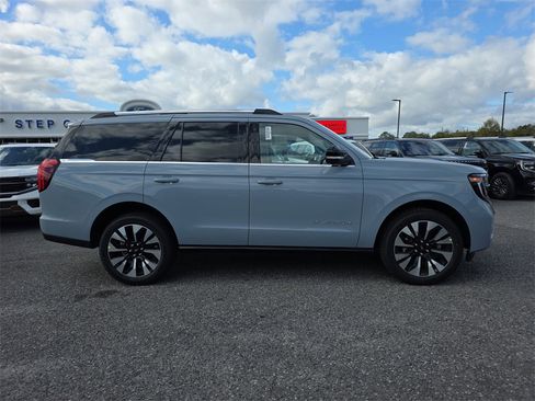 New 2025 Ford Expedition Platinum w/ Driver's Package image 4