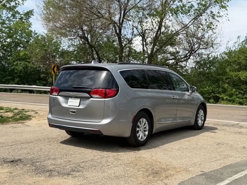 Used 2017 Chrysler Pacifica Touring-L FWD image 11
