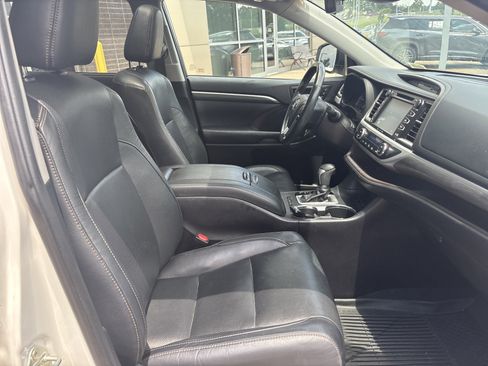 Used 2019 Toyota Highlander Limited Platinum AWD/4WD image 34