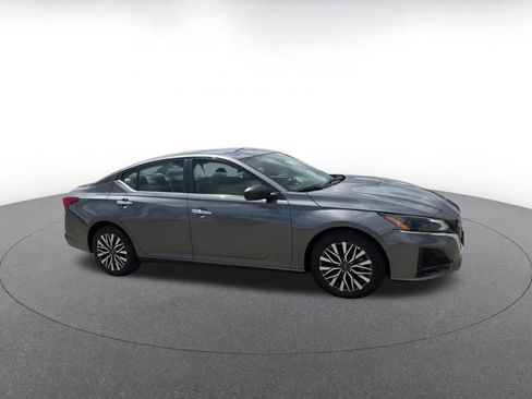 Used 2025 Nissan Altima 2.5 SV FWD image 2