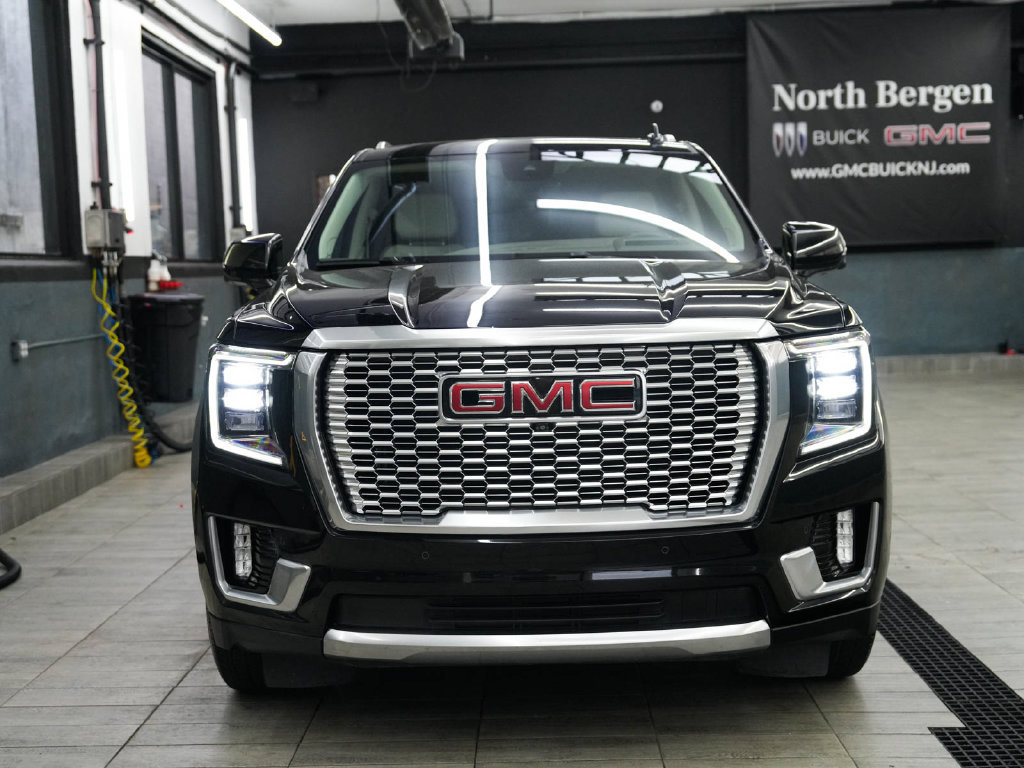 Used 2023 GMC Yukon XL Denali w/ Advanced Technology Package AWD/4WD image 2
