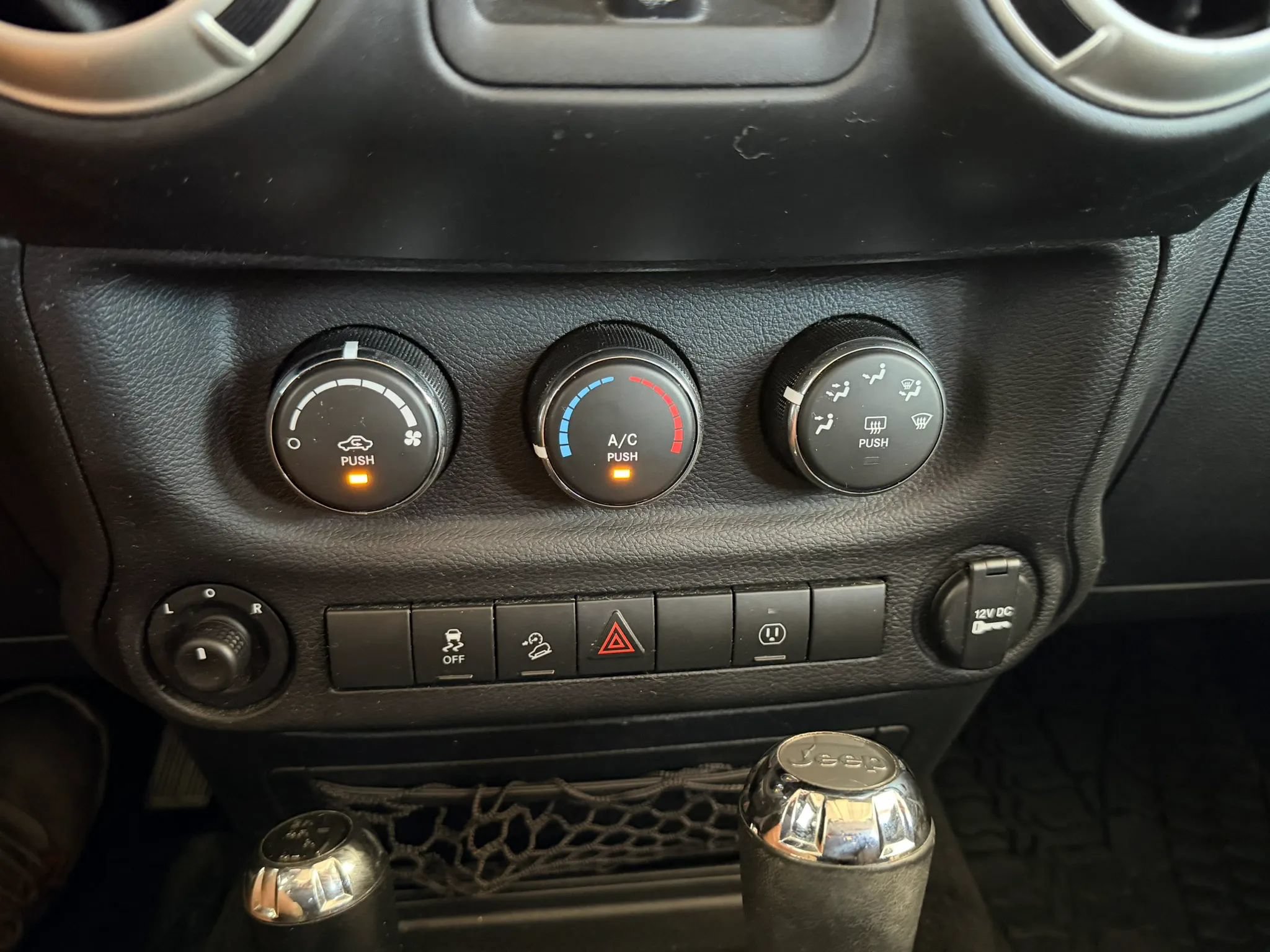 Used 2017 Jeep Wrangler Unlimited Sahara w/ Connectivity Group AWD/4WD image 17