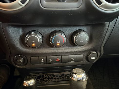 Used 2017 Jeep Wrangler Unlimited Sahara w/ Connectivity Group AWD/4WD image 17