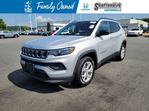 Used 2024 Jeep Compass Latitude AWD/4WD image 1