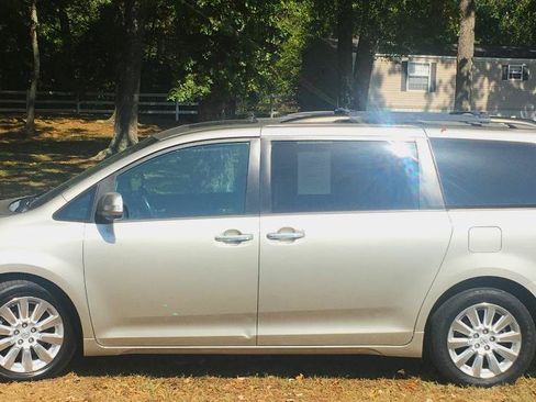 Used 2015 Toyota Sienna Limited FWD image 2