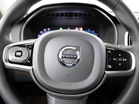 Certified 2025 Volvo XC90 T8 Plus image 17