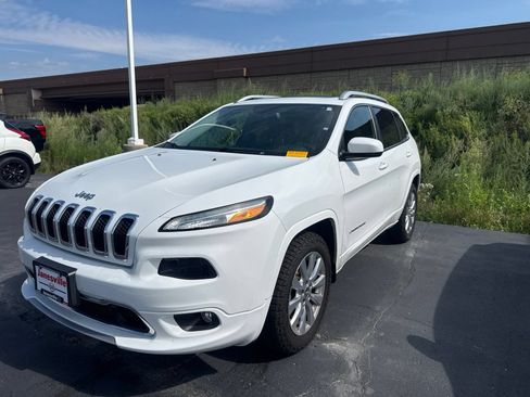 Used 2017 Jeep Cherokee Overland AWD/4WD image 4