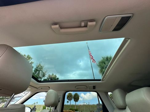 Used 2017 Land Rover Range Rover Sport SE AWD/4WD image 28
