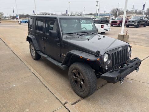 Used 2014 Jeep Wrangler Unlimited Sahara image 3