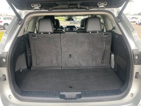 Used 2024 Toyota Highlander XLE image 12