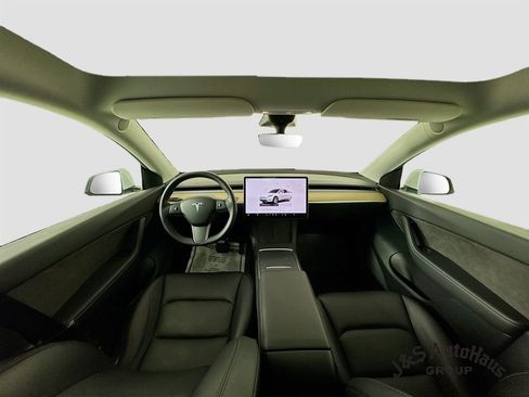 Used 2022 Tesla Model Y Long Range image 27