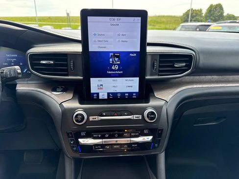 Certified 2020 Ford Explorer Platinum w/ Premium Technology Package AWD/4WD image 3