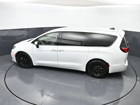 Used 2023 Chrysler Pacifica Touring-L FWD image 44