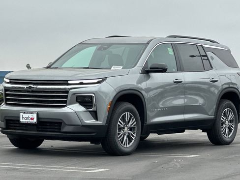 New 2025 Chevrolet Traverse LT w/ Enhanced Driving Package image 8