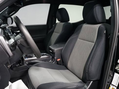 Used 2020 Toyota Tacoma TRD Off-Road w/ Technology Package image 25