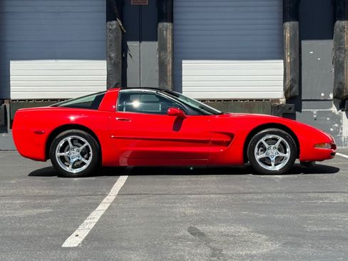 Used 2000 Chevrolet Corvette Coupe w/ Memory Pkg RWD image 2