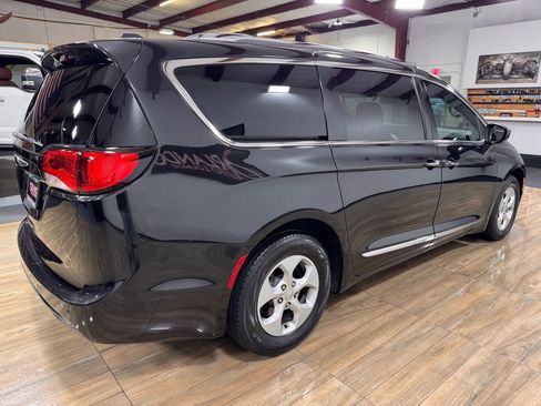 Used 2017 Chrysler Pacifica Touring-L Plus image 6