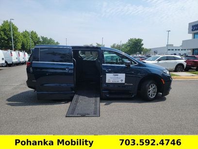 Used 2025 Chrysler Pacifica Select
