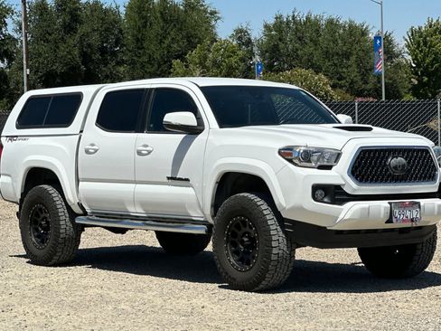 Used 2018 Toyota Tacoma TRD Sport w/ Technology Package RWD image 10