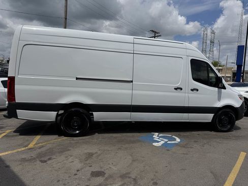 Used 2023 Mercedes-Benz Sprinter 2500 image 4