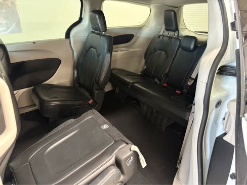 Used 2023 Chrysler Pacifica Touring-L FWD image 14