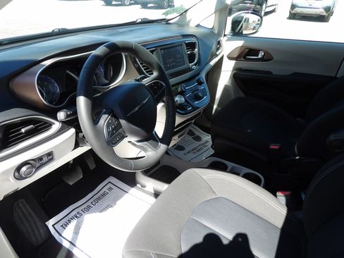 Used 2023 Chrysler Voyager LX FWD image 10