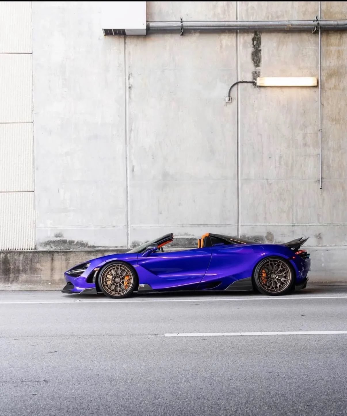 Used 2020 McLaren 720S Spider RWD image 1