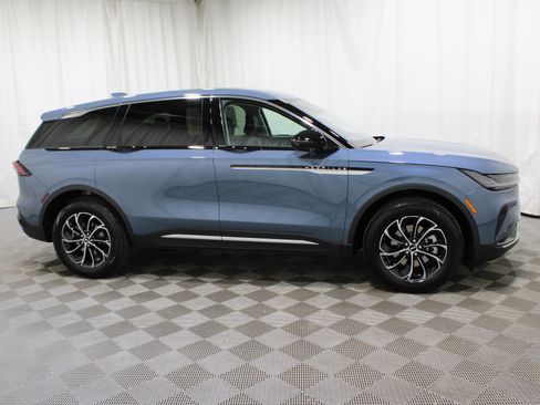 Used 2025 Lincoln Nautilus Premier AWD/4WD image 24