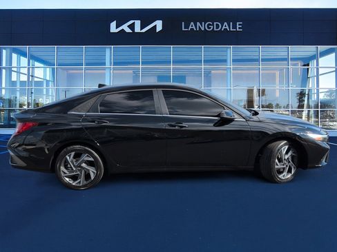 Used 2025 Hyundai Elantra Limited image 3