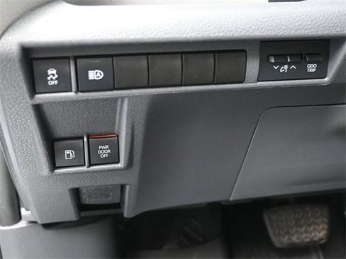 Used 2021 Toyota Sienna Limited image 20