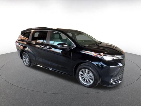 Used 2025 Toyota Sienna XLE image 2
