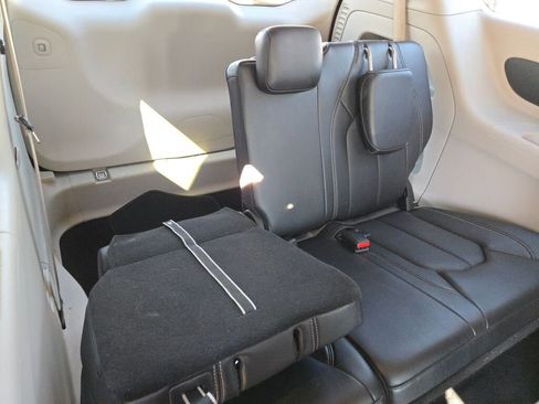 Used 2024 Chrysler Pacifica Touring-L image 9