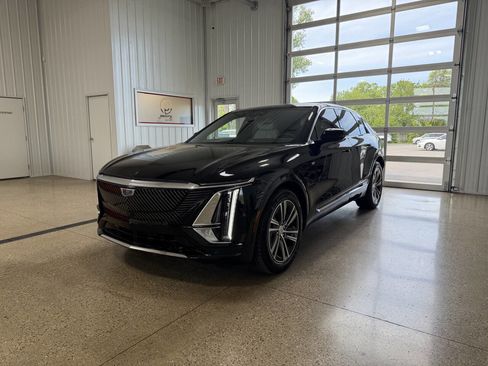 Used 2024 Cadillac Lyriq Luxury AWD/4WD image 2