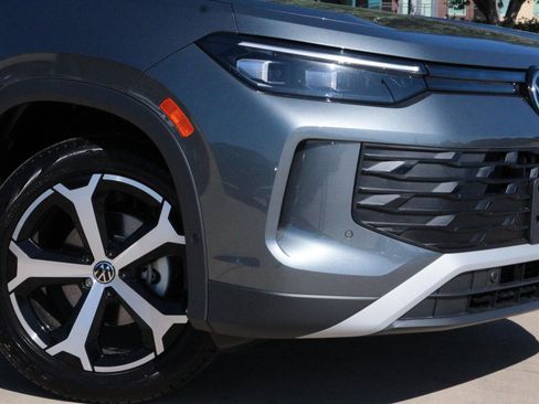 Certified 2025 Volkswagen Tiguan SE FWD image 2