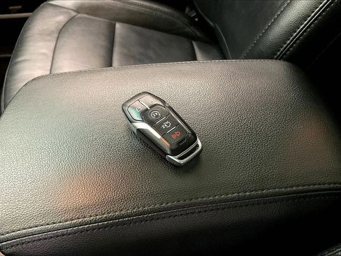 Used 2017 Ford Explorer XLT w/ Equipment Group 202A FWD image 35