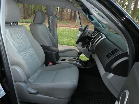 Used 2015 Toyota Tacoma w/ SR5 Package image 7