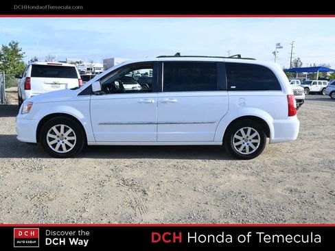 Used 2015 Chrysler Town & Country Touring image 4
