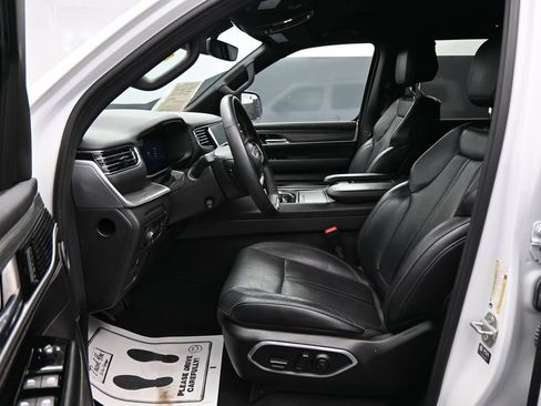 Used 2024 Jeep Wagoneer L Series II w/ Flexible Seating Group AWD/4WD image 9