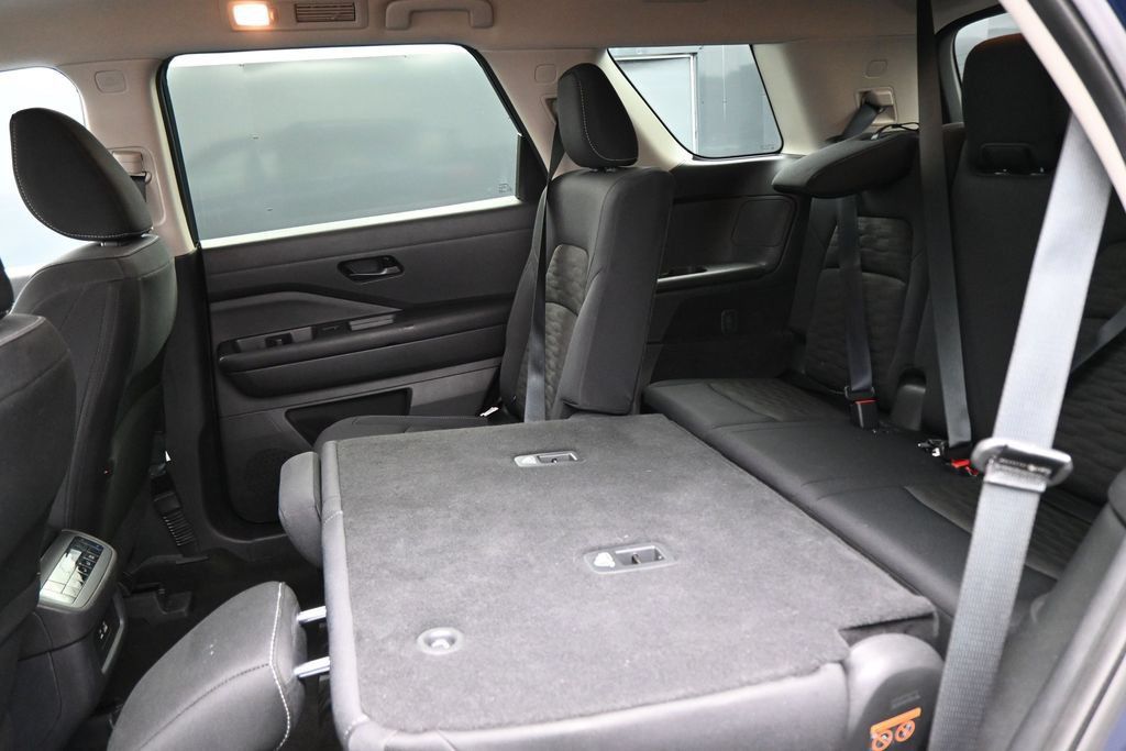 Used 2025 Nissan Pathfinder SV AWD/4WD image 28