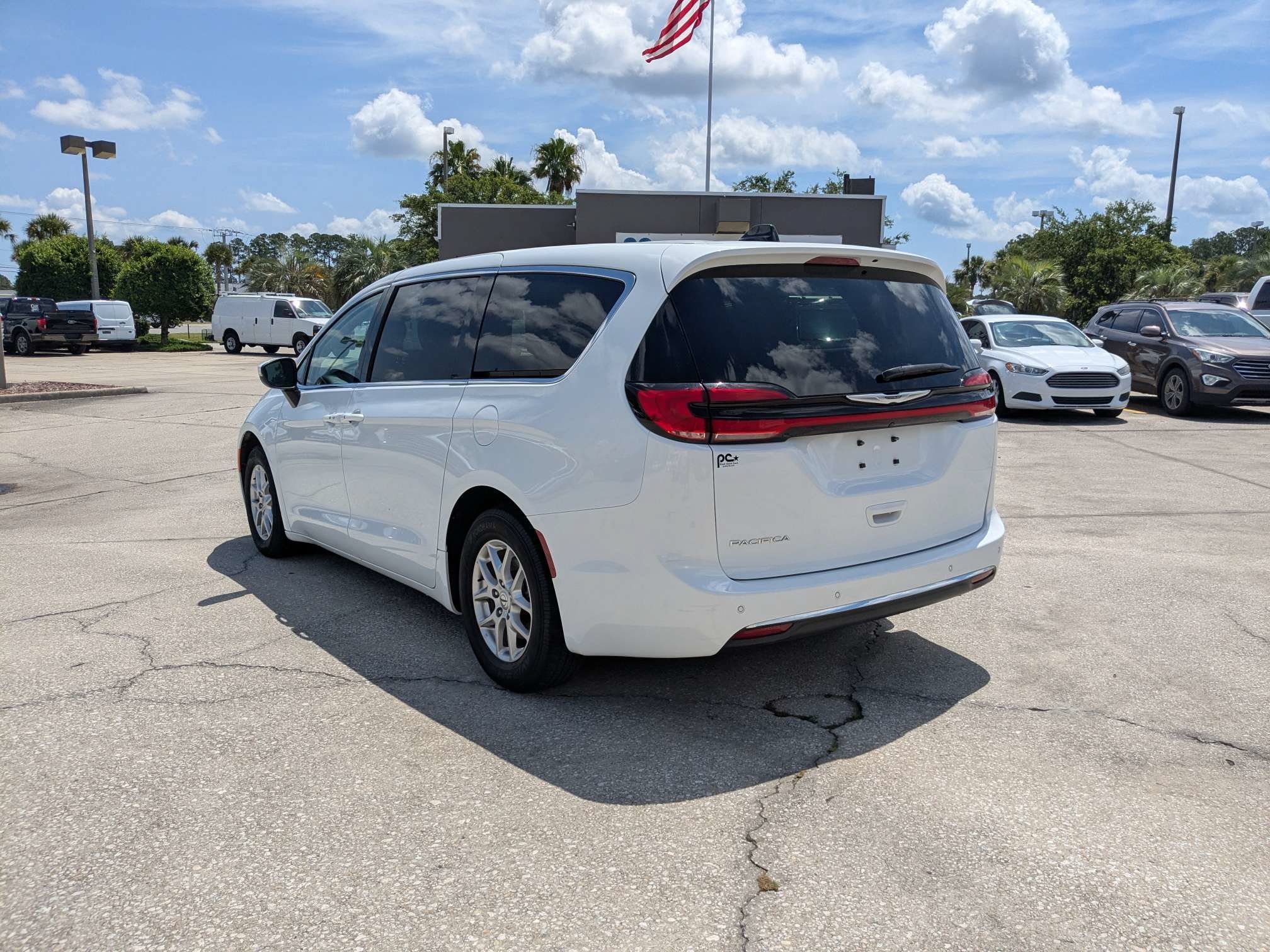 Used 2023 Chrysler Pacifica Touring-L FWD image 6