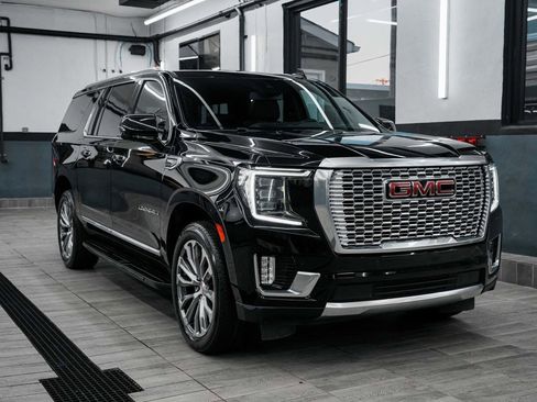 Used 2023 GMC Yukon XL Denali image 3